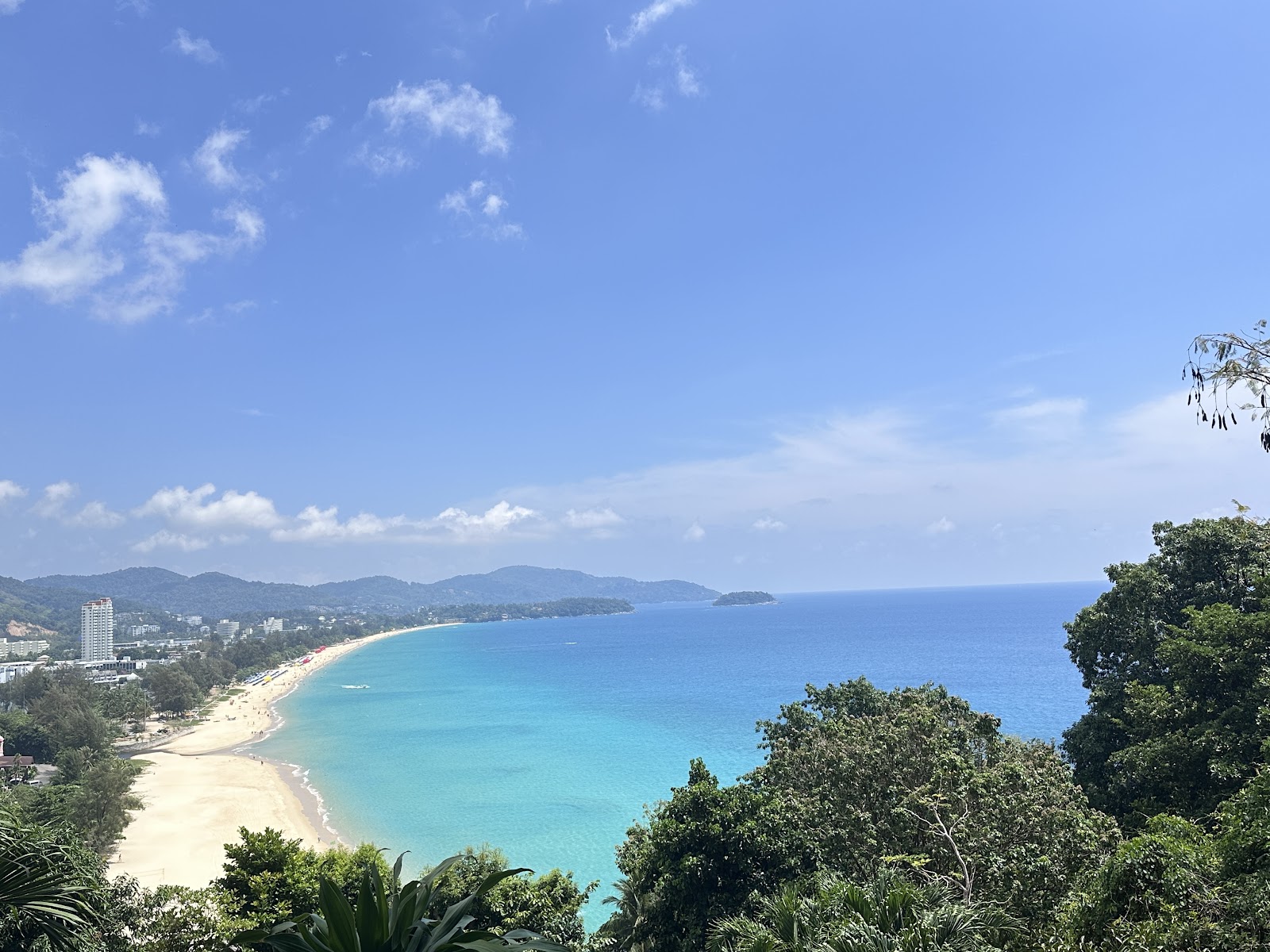 หาดกะรน ภูเก็ต หาดยาว น้ำใส บรรยากาศสงบ เหมาะพักผ่อน
