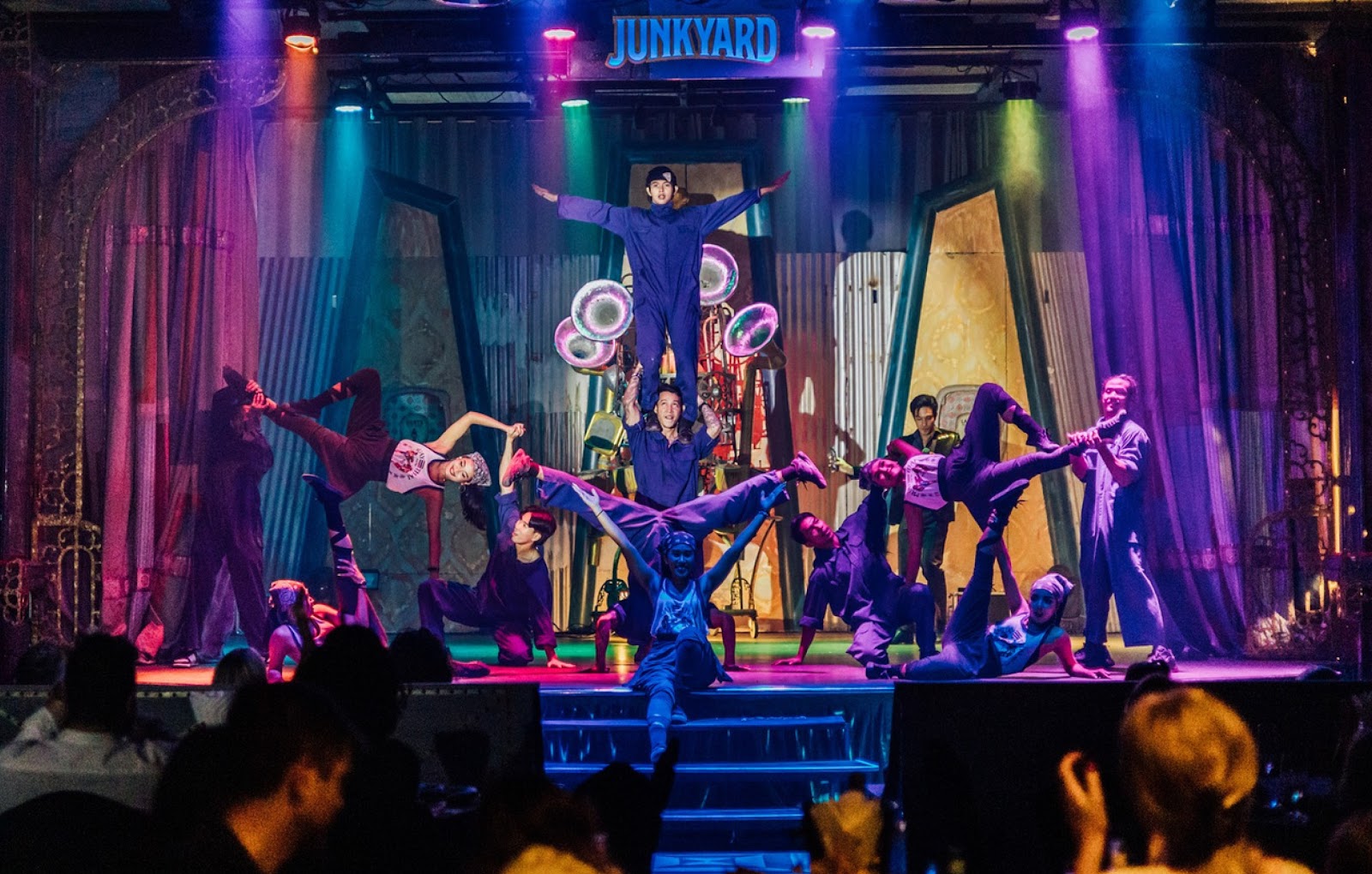 Junkyard Theatre Phuket ดินเนอร์โชว์ & คาเบเรท สุดยอดคืนที่ภูเก็ต