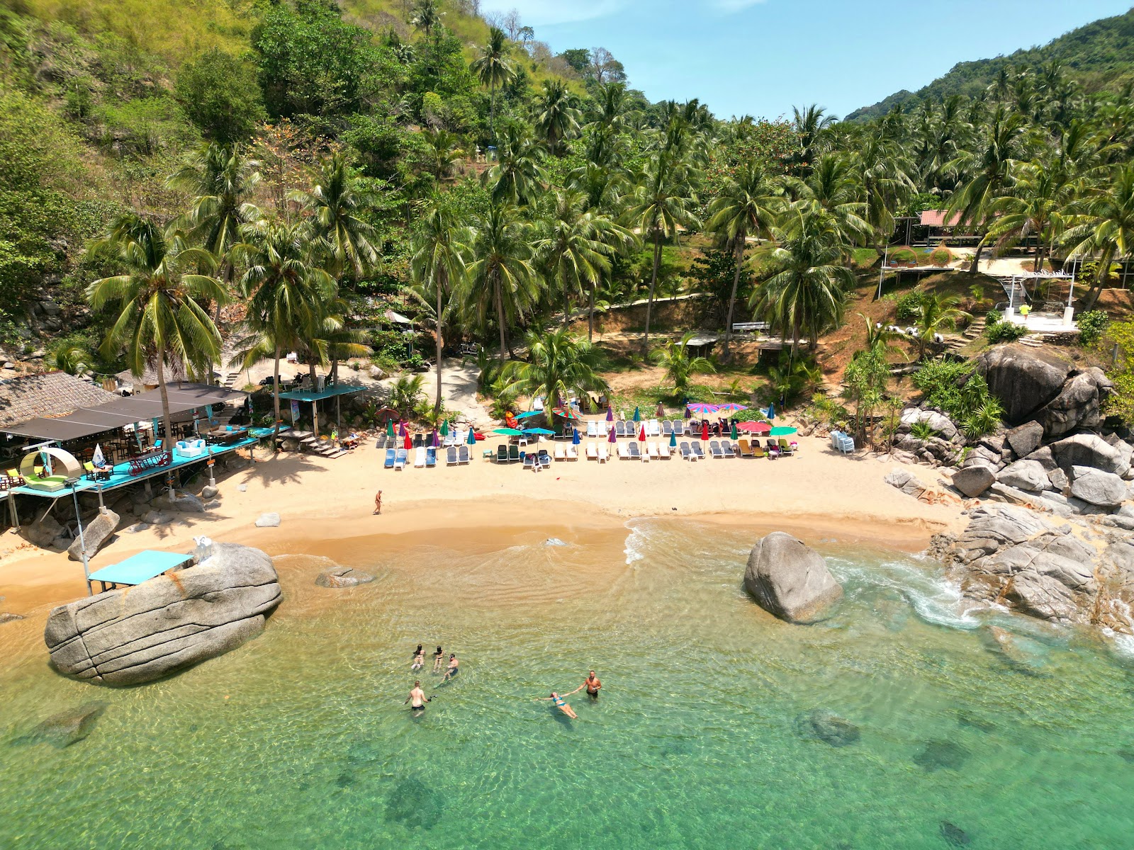 นุ้ย บีช (Nui Beach) สุดยอดชายหาดส่วนตัวในภูเก็ต