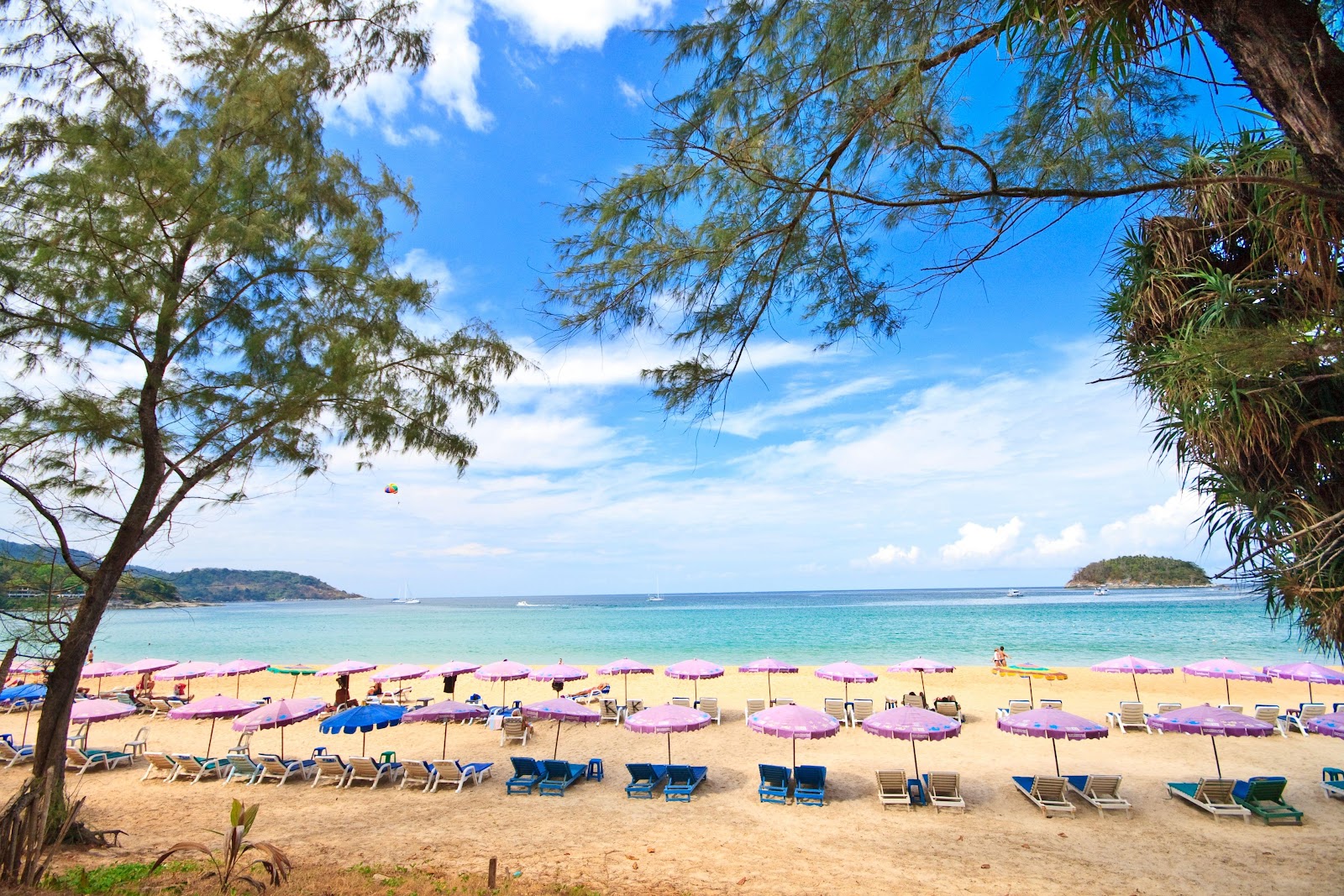 คาแต่ บีช พุเก็ต: ชายหาดที่น่ารักและเหมาะสำหรับครอบครัว