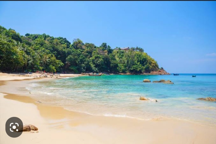 ชายหาดบานาน่า พื้นที่ส่วนตัวในภูเก็ต สะอาดสวยงาม
