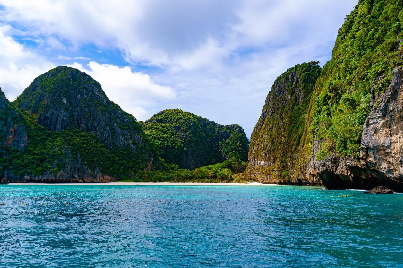 อ่าวมาหยา เกาะพีพี รีวิวทะเลสวยระดับโลก น้ำใส หาดขาว ภูเก็ต