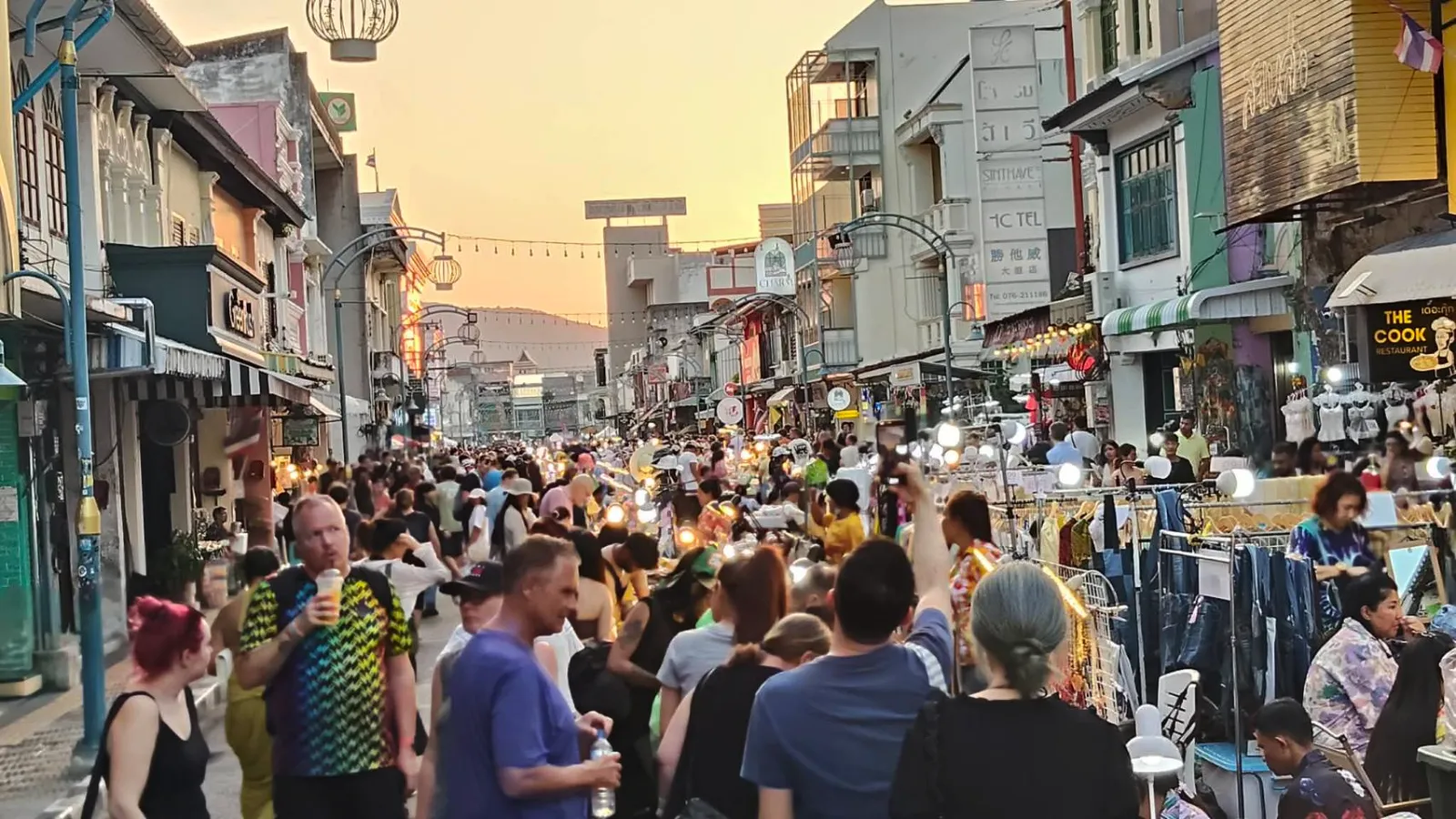 ถนนคนเดินชาร์เตอร์ ภูเก็ต Old Town เดินเล่น ชิมอาหาร ช้อปปิ้ง