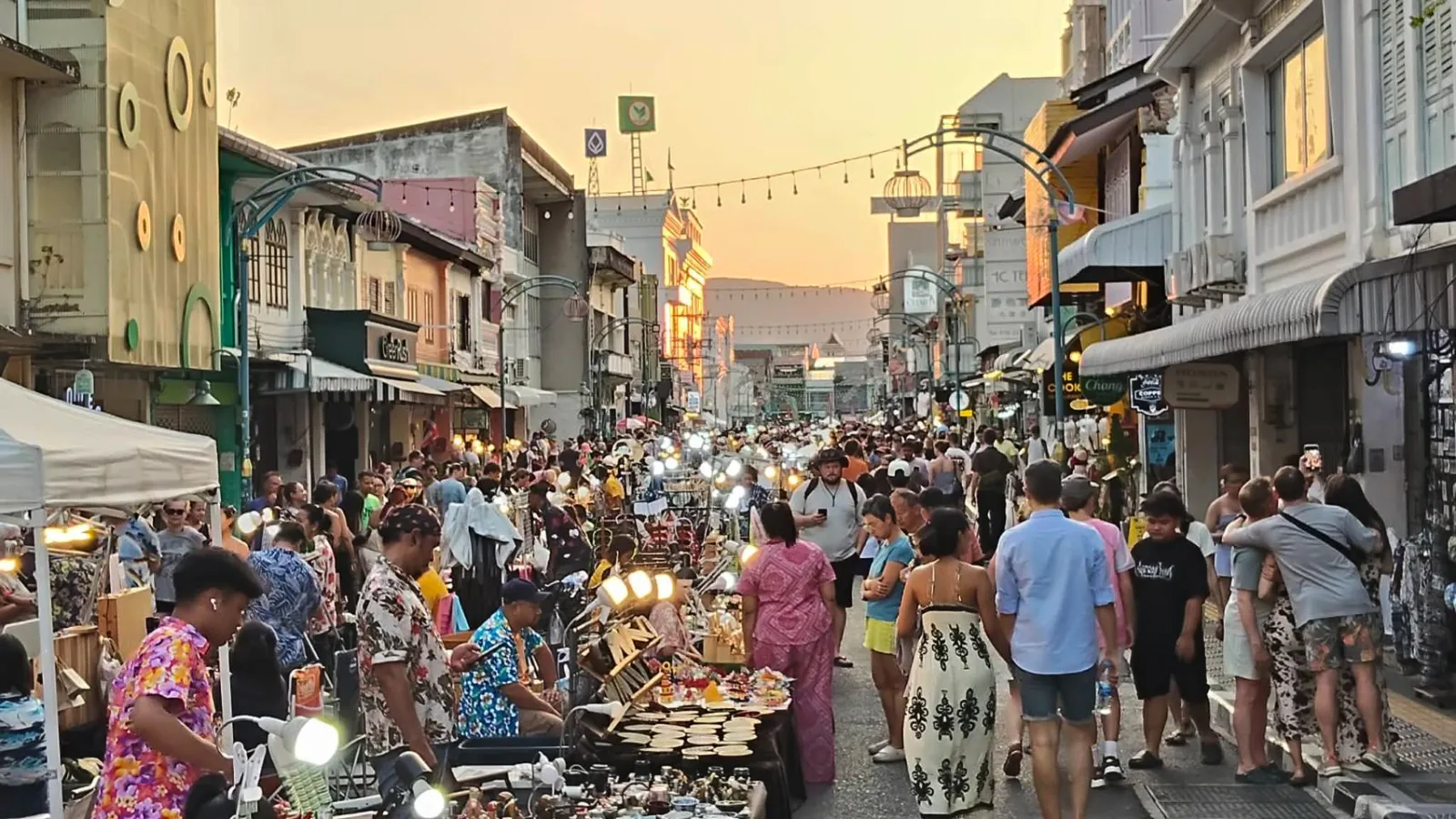 ถนนคนเดินชาร์เตอร์ ภูเก็ต Old Town เดินเล่น ชิมอาหาร ช้อปปิ้ง