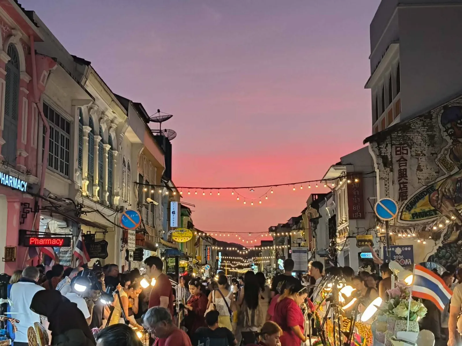 หลาดใหญ่ภูเก็ต ถนนคนเดินภูเก็ต เที่ยววันอาทิตย์ ของกิน ของฝาก ครบ